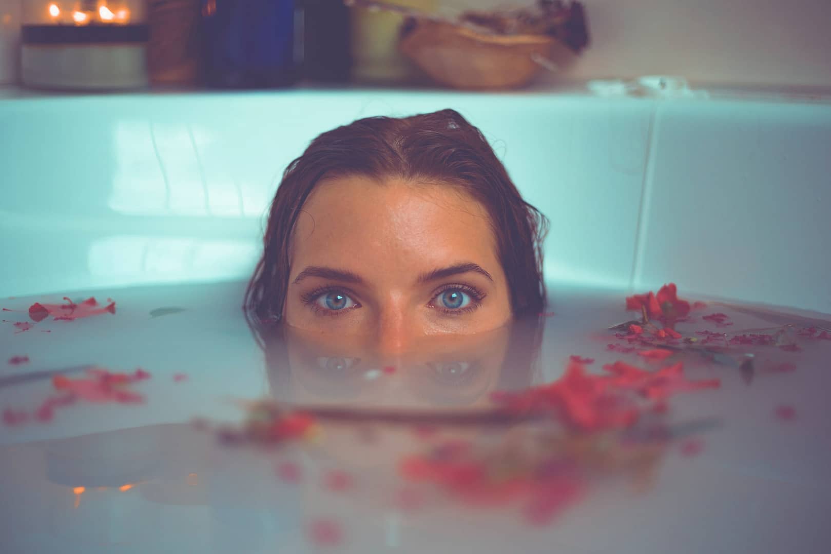La salle de bain une femme dans sa baignoire d'eau chaude on ne distingue que ses yeux